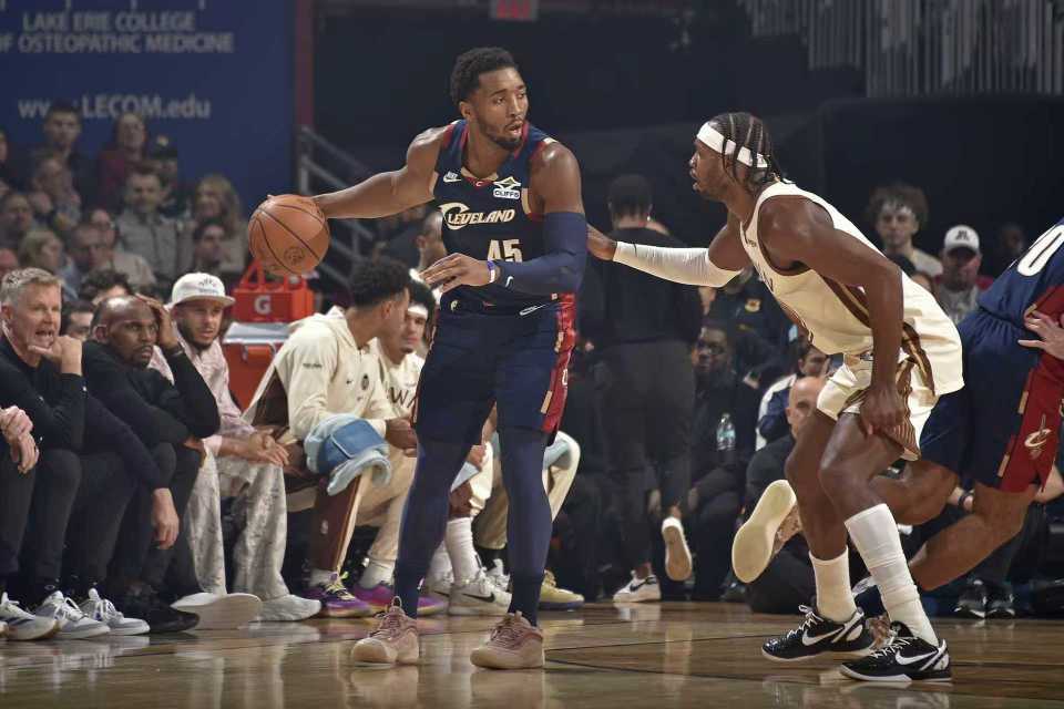 华体会官方网站-库里巴特勒缺席勇士险胜骑士 米切尔29+7三分迎14000分里程碑