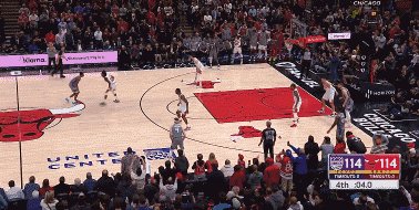 华体会入口-再度上演三分绝杀 福克斯无限接近杰里·韦斯特奖