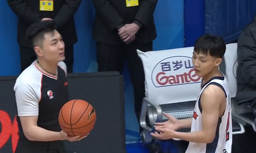 华体会官网-破案！胡明轩状态一好，徐杰却又摆烂原因找到，媒体人说出大实话