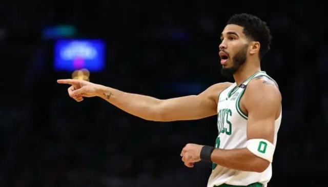 华体会官方网站-【观点】总决赛四场战罢 塔图姆不配冠军球队老大