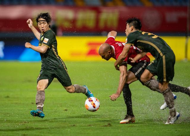 华体会官网-国安惨胜蓉城难摆脱质疑 人数占优被对手压着打