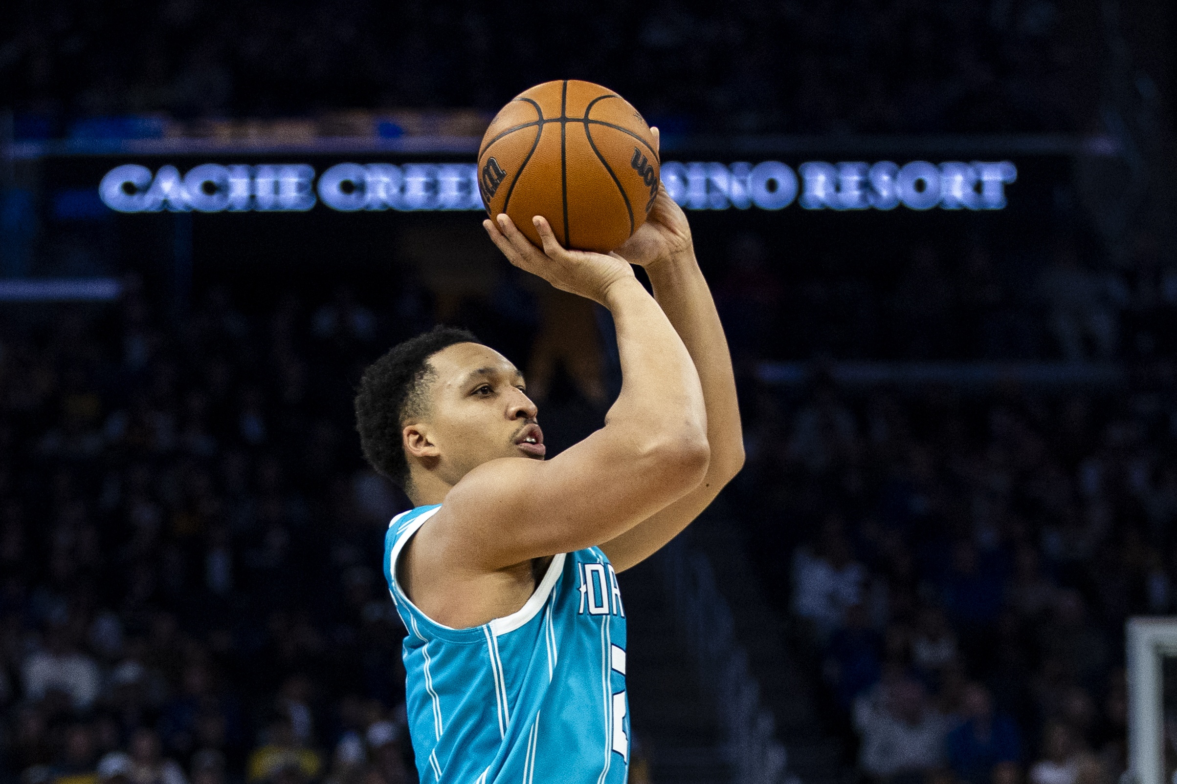 华体会官网-狂轰滥炸！约什·格林背传助格威打3+0 黄蜂领先76人42分