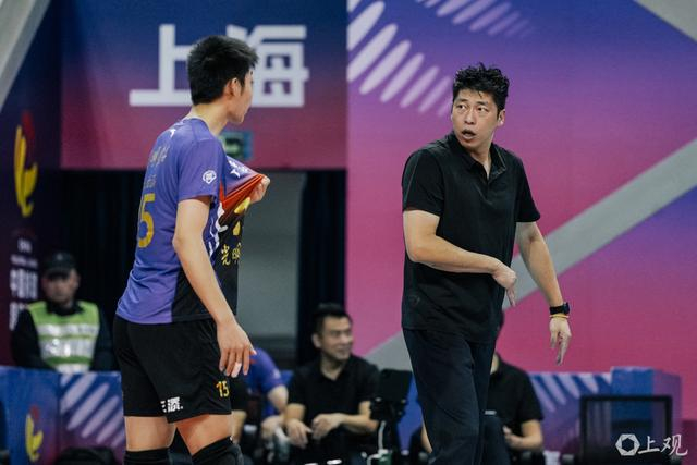 华体会入口-19岁“小孩哥”王泊涵接过金牌教头沈琼15号球衣，中国男排主攻线新星诞生|上海男排|上海女排|训练|联赛|少年_新浪体育_新浪新闻