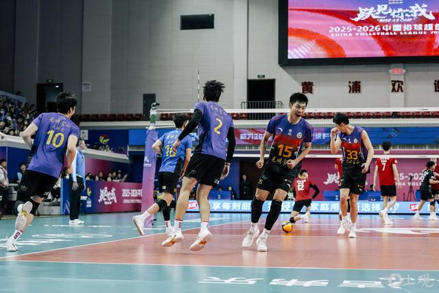 华体会入口-19岁“小孩哥”王泊涵接过金牌教头沈琼15号球衣，中国男排主攻线新星诞生|上海男排|上海女排|训练|联赛|少年_新浪体育_新浪新闻