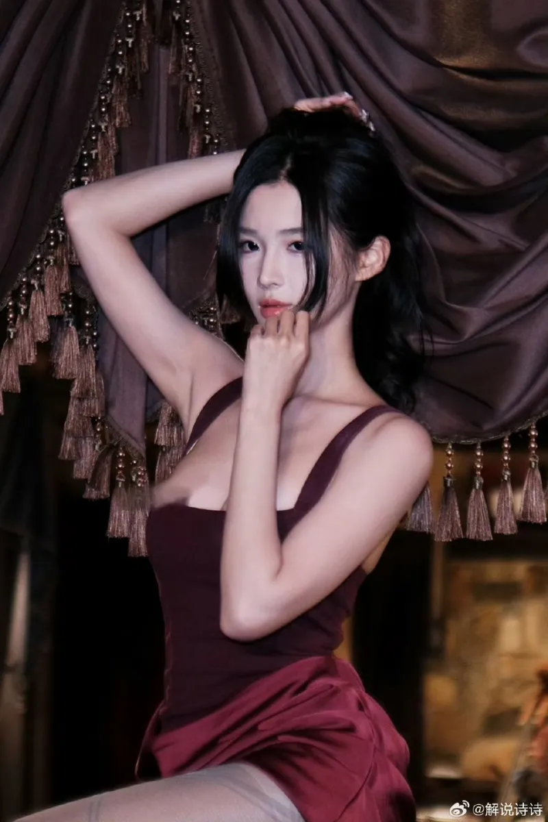 华体会入口-解说诗诗发布御姐风写真：如果全世界都指责你，姐会抱抱你