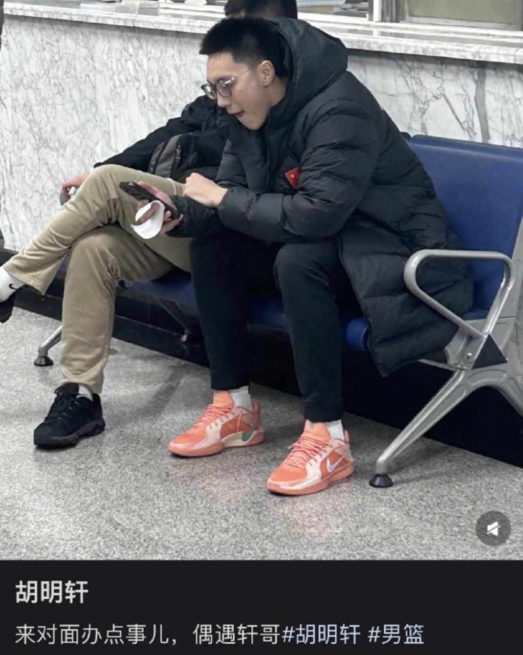 华体会官网-广东3消息：球迷偶遇胡明轩看病，徐杰恢复训练，杜锋出席会议