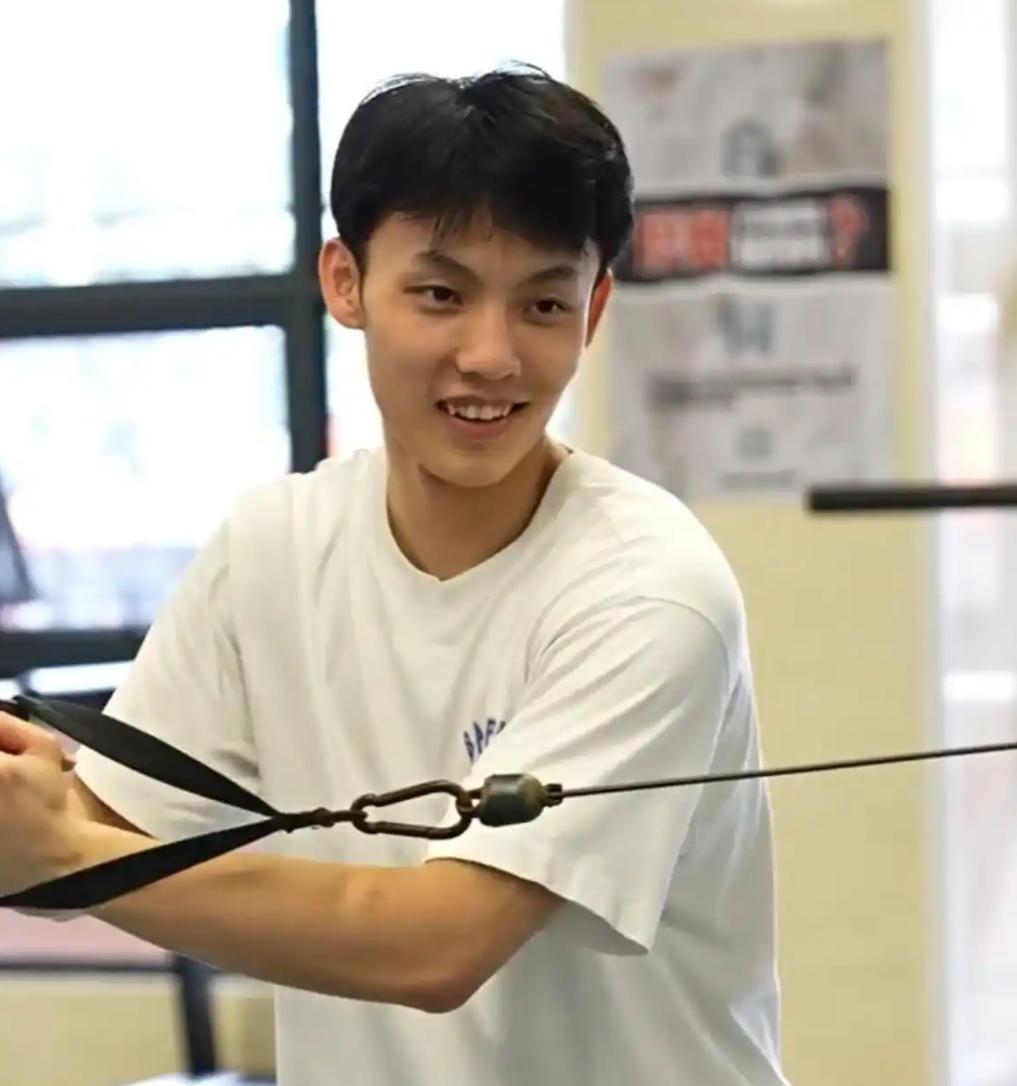 华体会官网-广东3消息：球迷偶遇胡明轩看病，徐杰恢复训练，杜锋出席会议